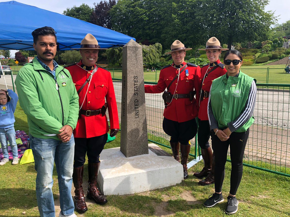 PreventCrimes's tweet photo. Amazing #memories of our #GreenTeam supporting the #HandsAcrossTheBorder event! @SurreyRCMP @surreyps @TransitPolice @CBSANOR https://t.co/pV98ytIj7D