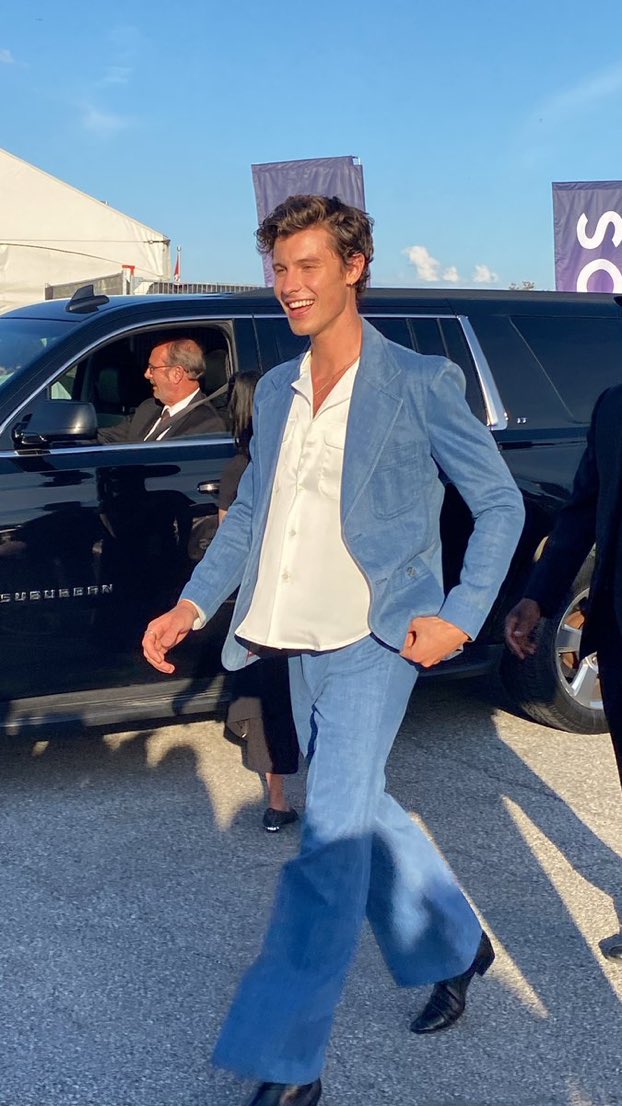 artheshawn's tweet photo. SHAWN MENDES IS GLOWING https://t.co/hgkHLHfCZP