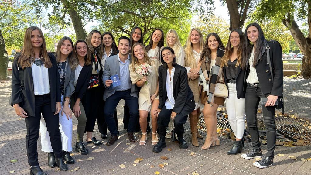 TorresDolo's tweet photo. Se casó @IneAbalos y no dejo de pensar lo lindo que es acompañarla y compartirlo con mis amigas de siempre. En todas♥️ https://t.co/tTTHUKgnhy