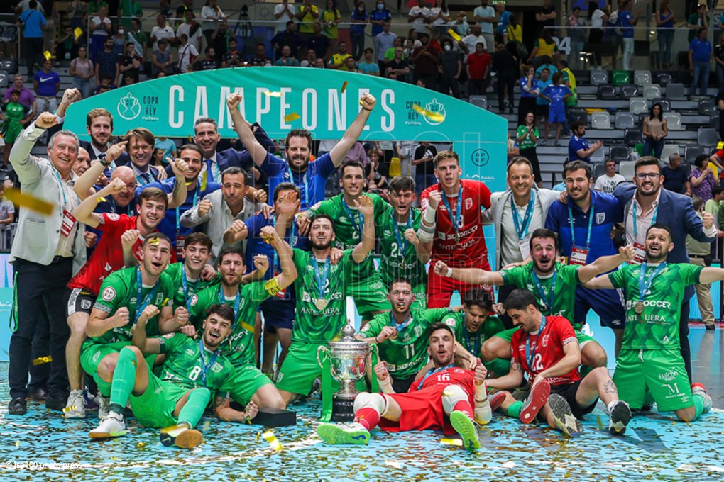 ajguerrero_sol's tweet photo. ⚽️🏆👑 Estudian y trabajan en la Universidad, entrenan en Málaga, juegan en Antequera, disfrutan con el balón y recogen lo sembrado por el Club. Los hemos visto jugar en días buenos y malos... son del UMA y llevan el nombre de #Antequera #HacemosHistoria #CopadelRey #FútbolSala https://t.co/DRp8FCCJLa
