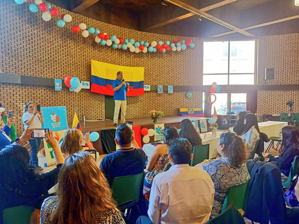 MaryDelgadoBeas's tweet photo. Después del ameno encuentro con @Mashirafael por la Rendición de cuenta del #MRCE, regreso con la esperanza que no todo está perdido y vamos a recuperar la Patria. 🇪🇨
Un abrazo a los compañeros de Bélgica que nos acogieron y a todos los que asistieron por su compromiso y estima. https://t.co/raIsnc9QsP