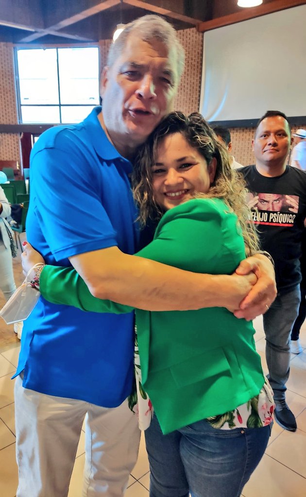 MaryDelgadoBeas's tweet photo. Después del ameno encuentro con @Mashirafael por la Rendición de cuenta del #MRCE, regreso con la esperanza que no todo está perdido y vamos a recuperar la Patria. 🇪🇨
Un abrazo a los compañeros de Bélgica que nos acogieron y a todos los que asistieron por su compromiso y estima. https://t.co/raIsnc9QsP
