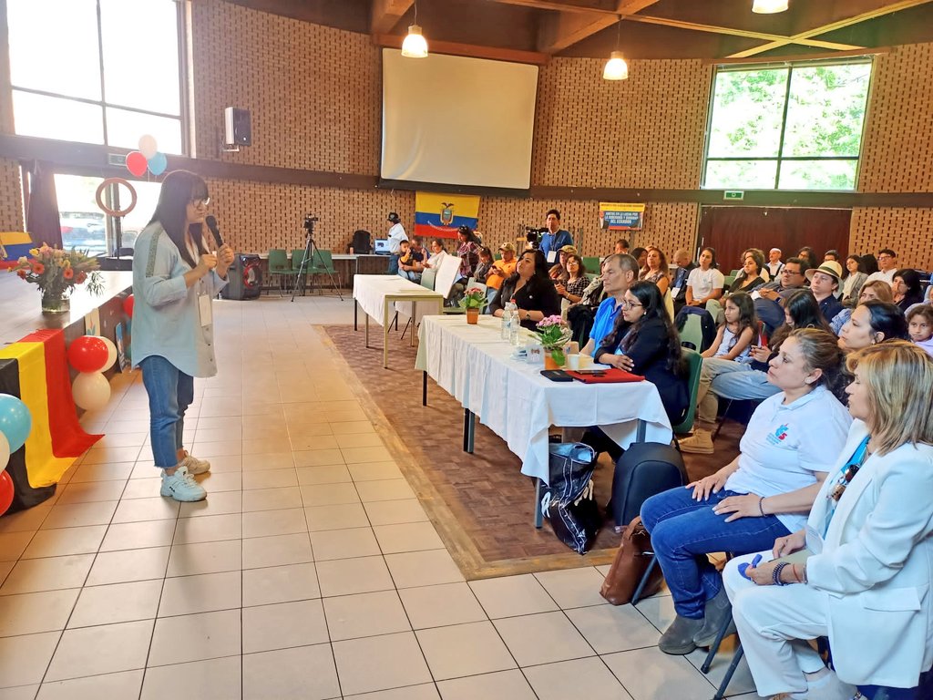 MaryDelgadoBeas's tweet photo. Después del ameno encuentro con @Mashirafael por la Rendición de cuenta del #MRCE, regreso con la esperanza que no todo está perdido y vamos a recuperar la Patria. 🇪🇨
Un abrazo a los compañeros de Bélgica que nos acogieron y a todos los que asistieron por su compromiso y estima. https://t.co/raIsnc9QsP