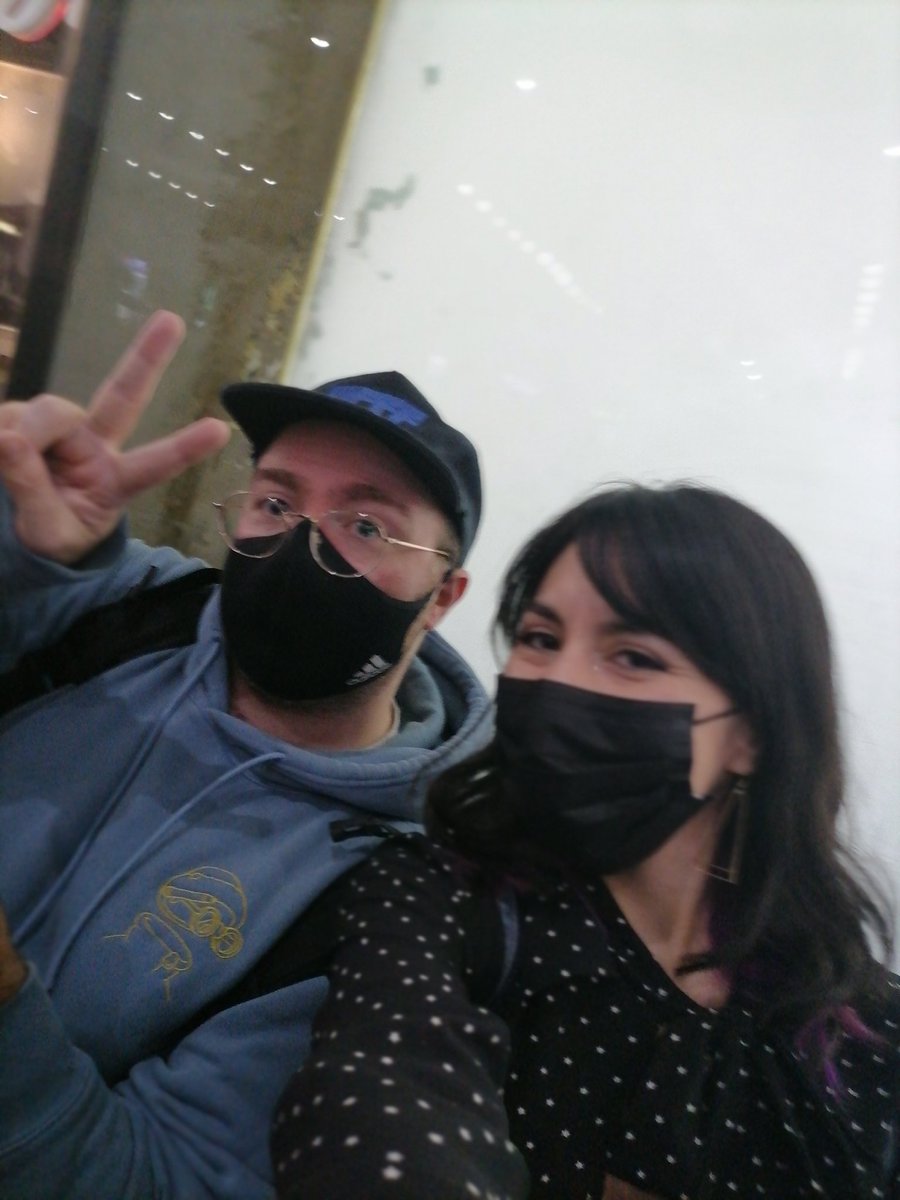 AlejandraTorib9's tweet photo. Es increible cuando finalmente conoces a las personas detrás de la música que escuchas todos los días, esa que te acompaña durante los mejores y los peores momentos; esa que te hace sentir especial y te da un sentido para seguir💜 @CHVRCHES @laurenevemay @doksan gracias por todo https://t.co/oIsE6Mb8Jx