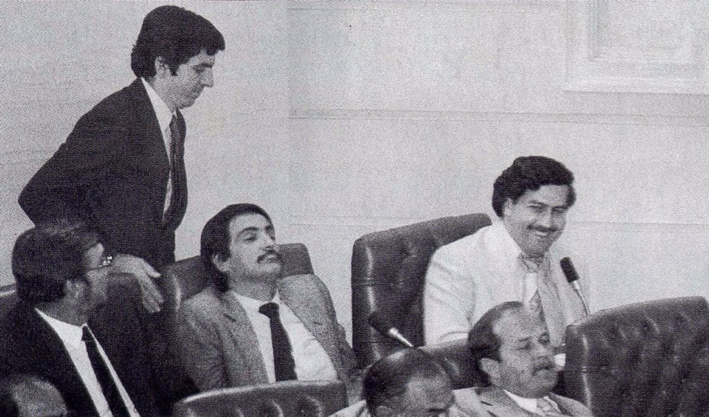 DeepSageApp's tweet photo. Pablo Escobar Gaviria ocupando una curul en el salón de la Cámara de Representantes. En la foto también Fernando Ospina Hernández, Jorge Tarazona y Cesar Gaviria Trujillo https://t.co/5x52MF7PgZ