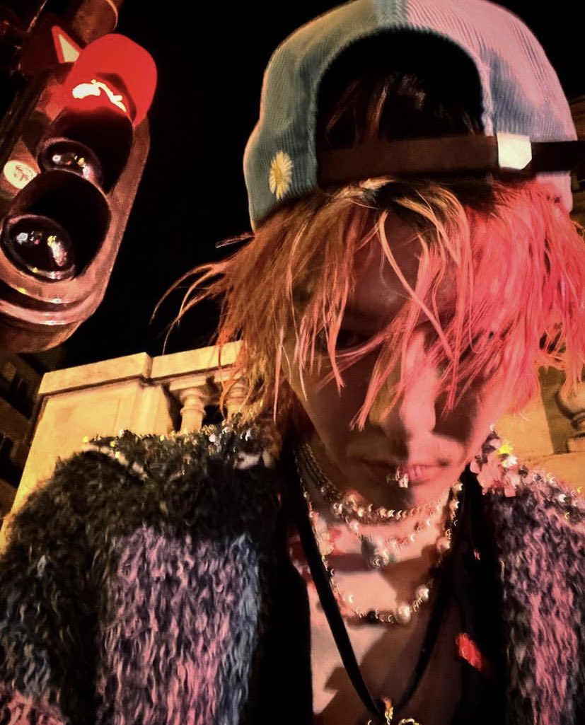 JIY0NGGD's tweet photo. minha orientação sexual: esse jiyong de pink hair ativo no insta https://t.co/lu7jQ1TVHs