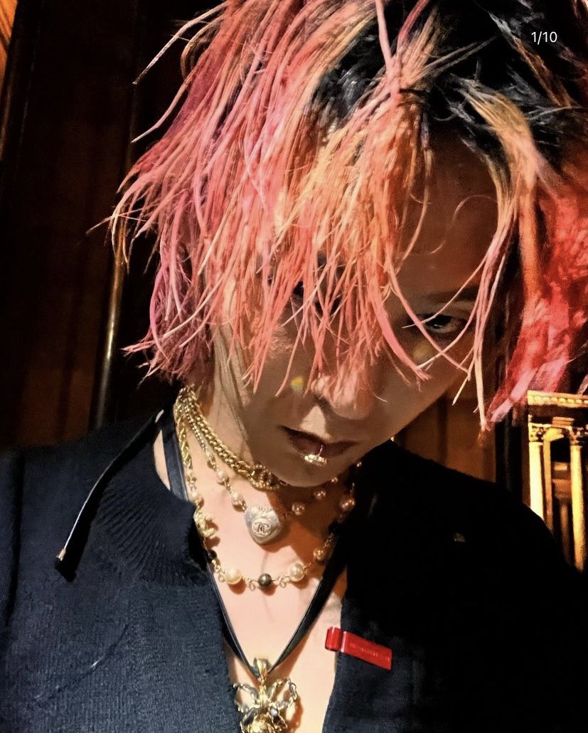 JIY0NGGD's tweet photo. minha orientação sexual: esse jiyong de pink hair ativo no insta https://t.co/lu7jQ1TVHs