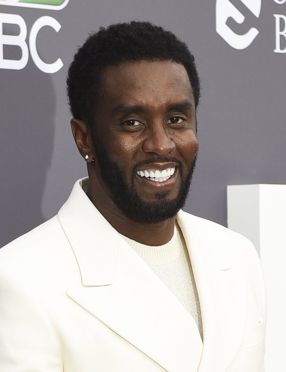 letskeepitabuc1's tweet photo. The Host Diddy has arrived 
#BBMAs  #BillboardMusicAwards  #BillboardMusicAwards2022 https://t.co/TWxM1EgUYj