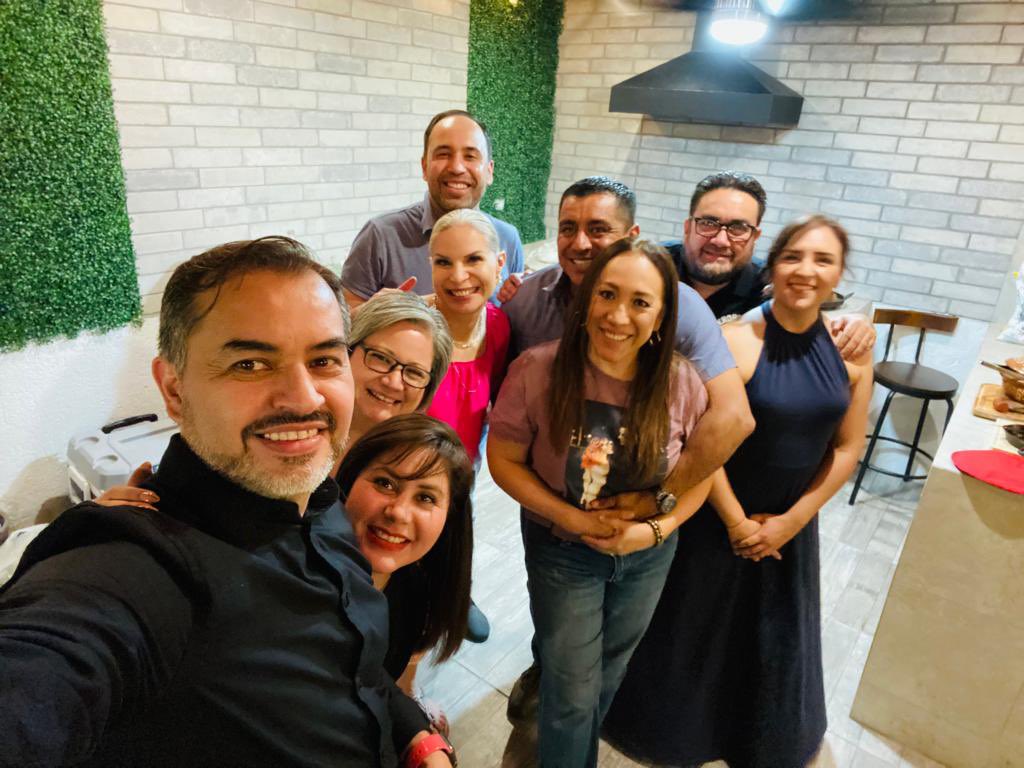 aenriquez77's tweet photo. Gran noche la de anoche. Siempre con anécdotas que nos alimentan el corazón! Se les quiere amigos! https://t.co/48F2Tlg0uX