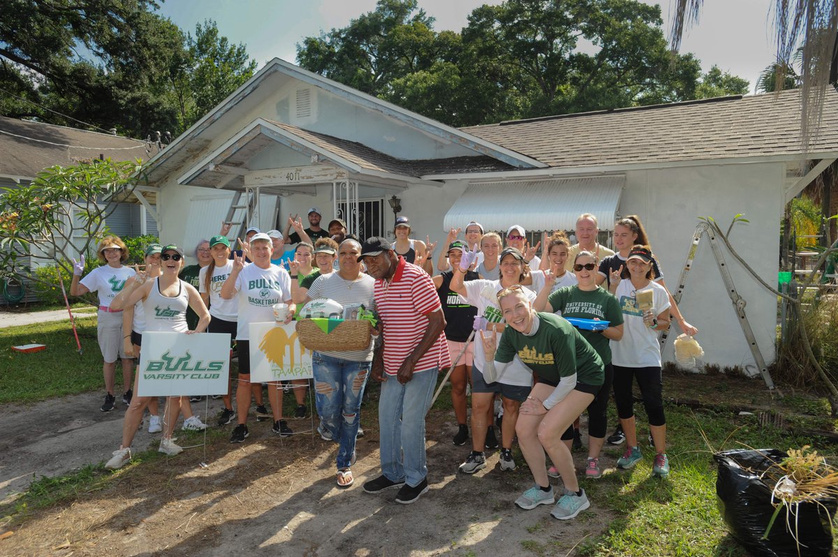 USFalumniAssn's tweet photo. @USFAthletics alumni score again - this time off the field. Members of the @USFVarsityClub, joined by students, staff and friends, spent a day with #PaintYourHeartOut, repainting the home of an elderly, low-income couple. #BullsGiveBack #USFalumni #USFservice https://t.co/RqxB05J2m8