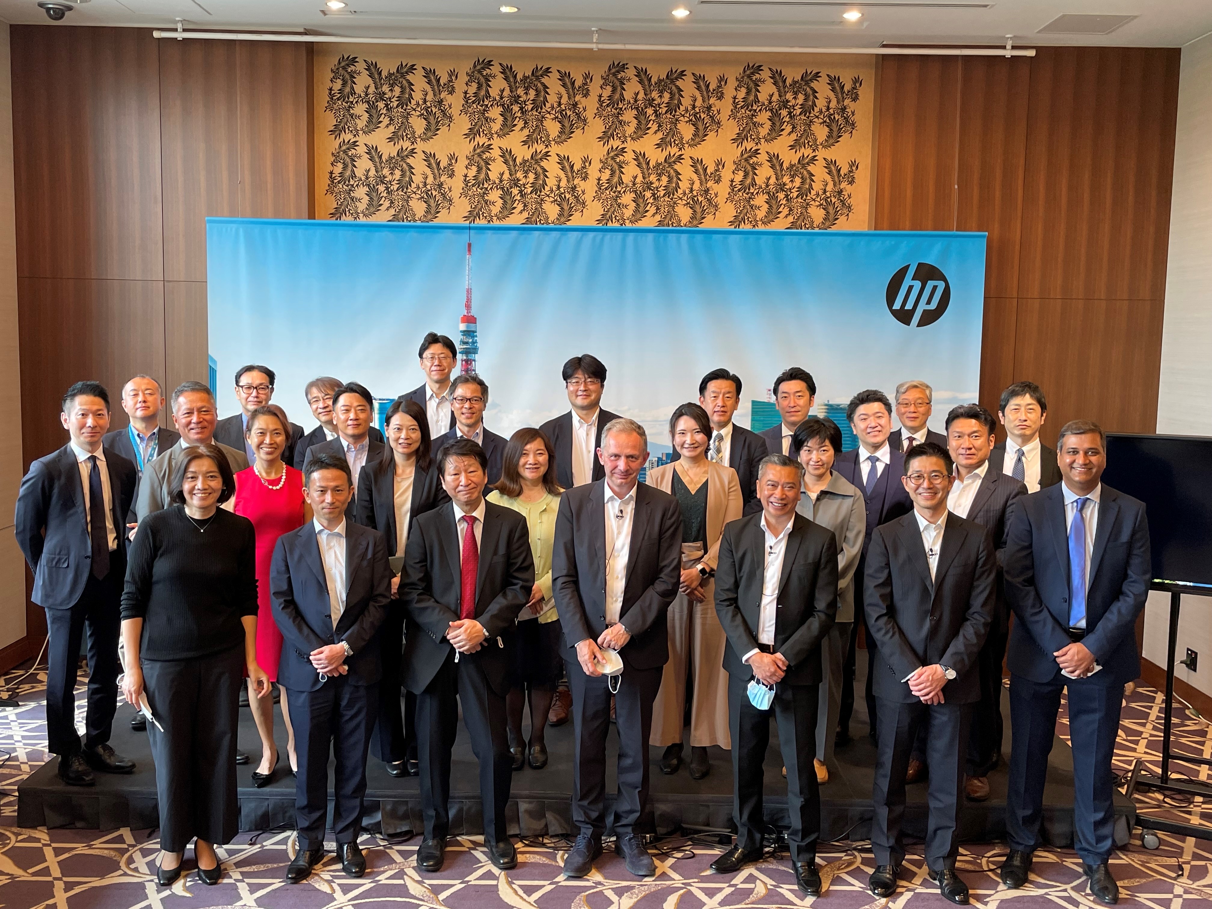 日本hp Pc 先週 Hpの米国本社からceoのエンリケ ロレスが来日 約3年ぶりに実現した社員とのミーティングは対面とオンラインのハイブリッド環境で開催 対面ならではの温かいコミュニケーションに加え アジア地域からも多くの社員がオンラインで参加