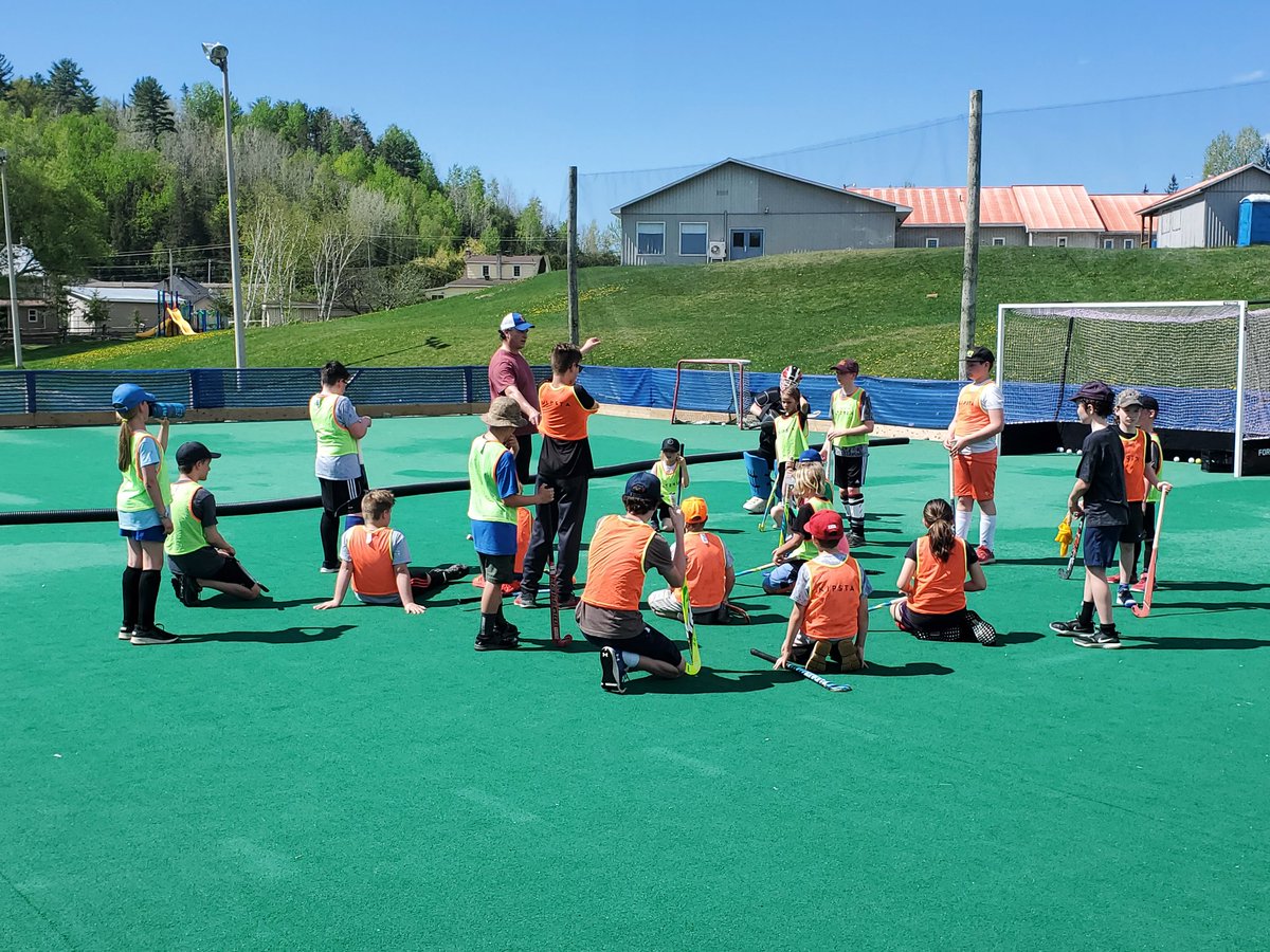 ChelseaFHC's tweet image. Coach Ian instructing about penalty corners to our U12s. Getting ready for tournament season! #fieldhockey #fieldhockeycanada