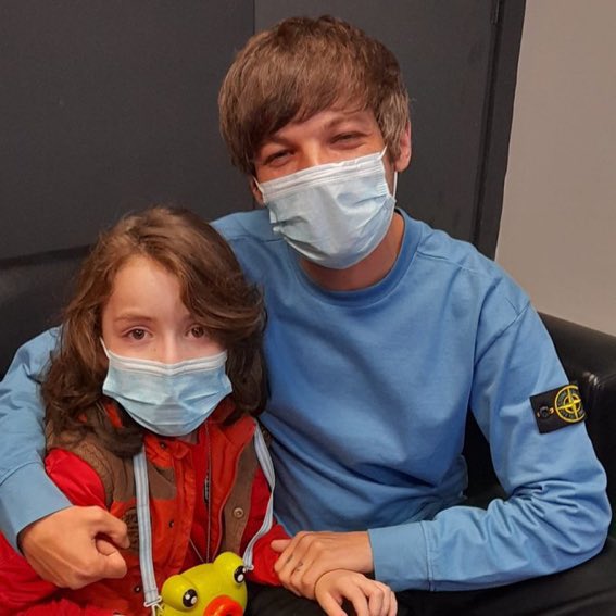 TeamLouisNews's tweet photo. Louis meeting a little fan tonight! 🥹

#LTWT #LTWTSantiago 

© @NedaPolaris https://t.co/LvG7rU0EIN