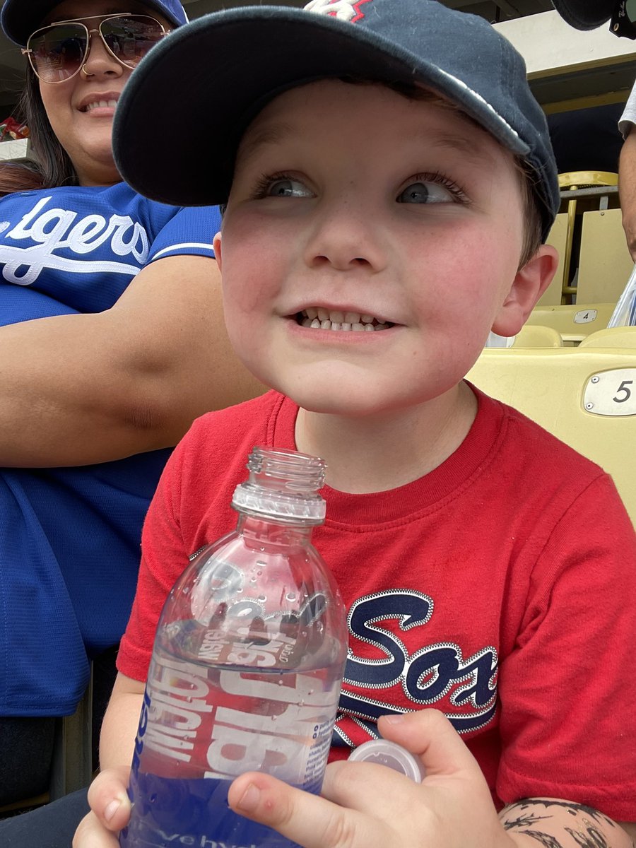 katatoniclol's tweet photo. Nothing like going to Little League Day at the @Dodgers  and having you and your 4 year old get peanuts, chips, and a drink thrown on you for wearing a @mookiebetts Jersey from when he was on the @RedSox .. Stay classy @Dodgers  Fans. https://t.co/GlII0jNwuO