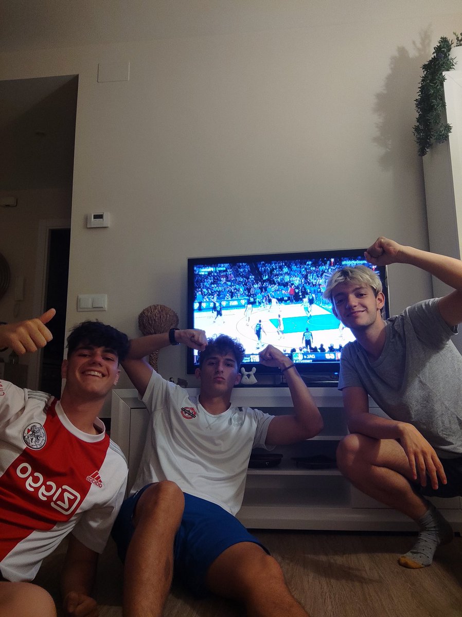 _rodri27_'s tweet photo. Dormir es de cobardes #TiempoDePlayoffs #dormiresdecobardes https://t.co/07BJONLBc8