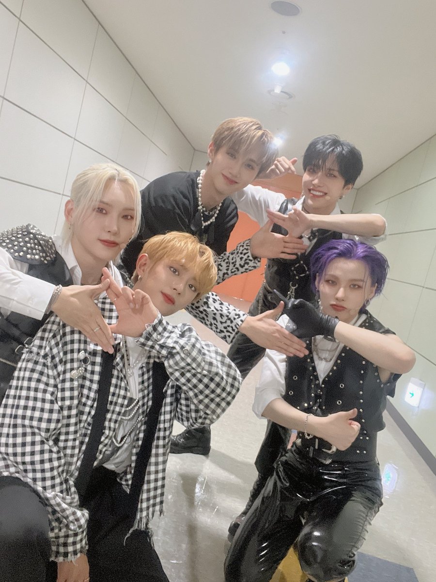 wonchudansque's tweet image. wonchudans que... wonhyuk me passa a receita de como ser tão sociável por favor?????