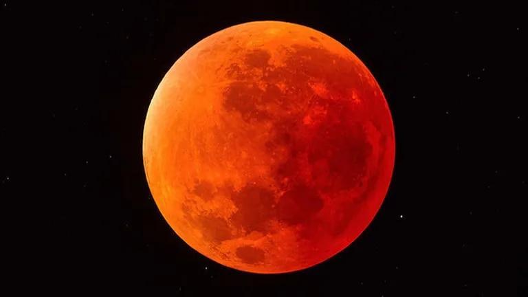 LANACION's tweet photo. Eclipse Luna de sangre 2022, en vivo https://t.co/Yeuc8IlVio https://t.co/TT69DsXcya