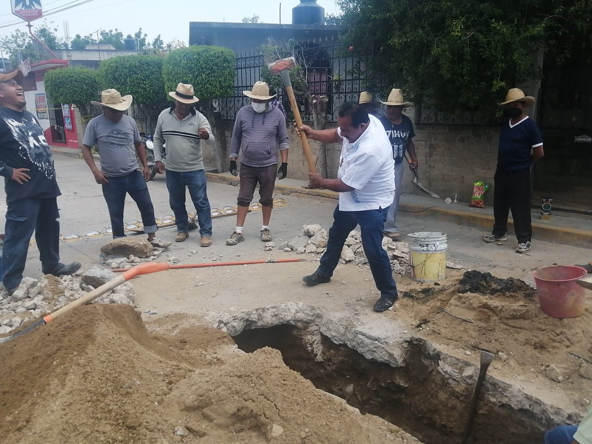 Ixtepecana's tweet photo. Estamos en tiempo de campaña veremos que candidato apoya a los vecinos de Niños Heroes en Nazareno Etla que llevan más de 40 años con el drenaje hoy colapso la presidenta municipal sabia del problema hace un buen de tiempo y no hace nada, otra más que no funciona. https://t.co/1V46KuYcBU
