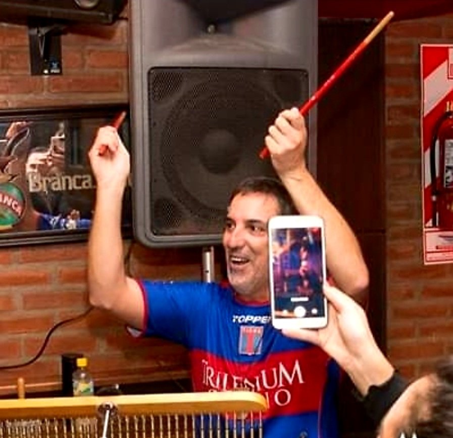 Estamos de acuerdo que hacemos todos igual que hace 3 años, el sábado de show la misma camiseta y el domingo a verlo a la misma silla en el mismo café. ❤️💙❤️ <a href="/catigreoficial/">Club Atlético Tigre</a>