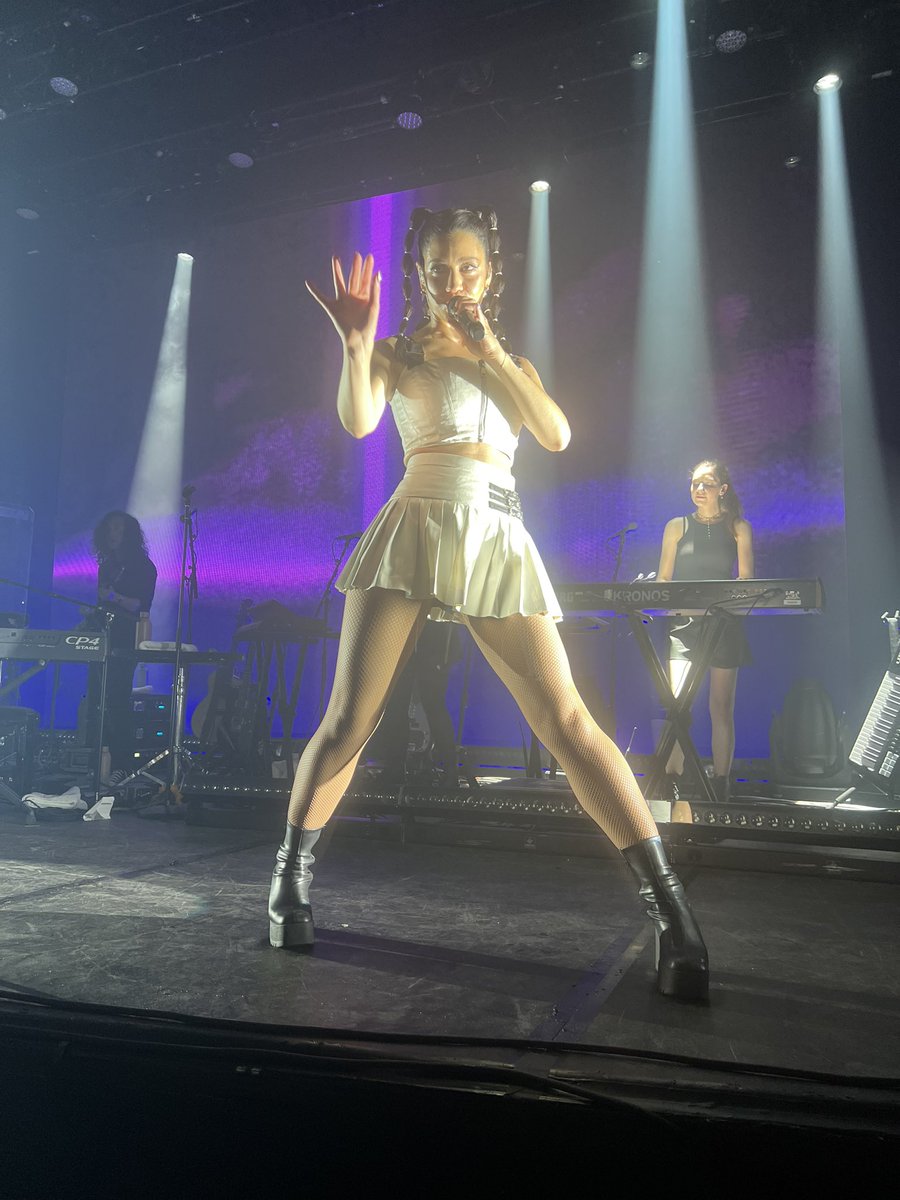 Floriandash's tweet photo. Front row au concert de #Marina au @bataclan_ ❤️🔥
#ADIAML #ADIAMLTour https://t.co/Ib2n6fIPQT