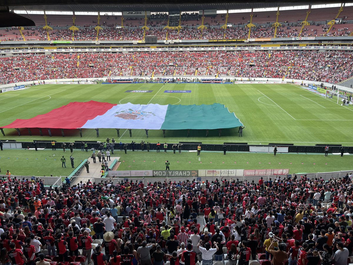 paofranco04's tweet photo. #JusticiaCívicaGdl presente en estadio Jalisco para actuar con eficiencia y eficacia! Seguridad para los asistentes @Chivas 🆚@AtlasFC @GuadalajaraGob atendiendo indicaciones de nuestro presidente municipal @PabloLemusN 🏟⚽️⚖️ https://t.co/kEgsSmedsR
