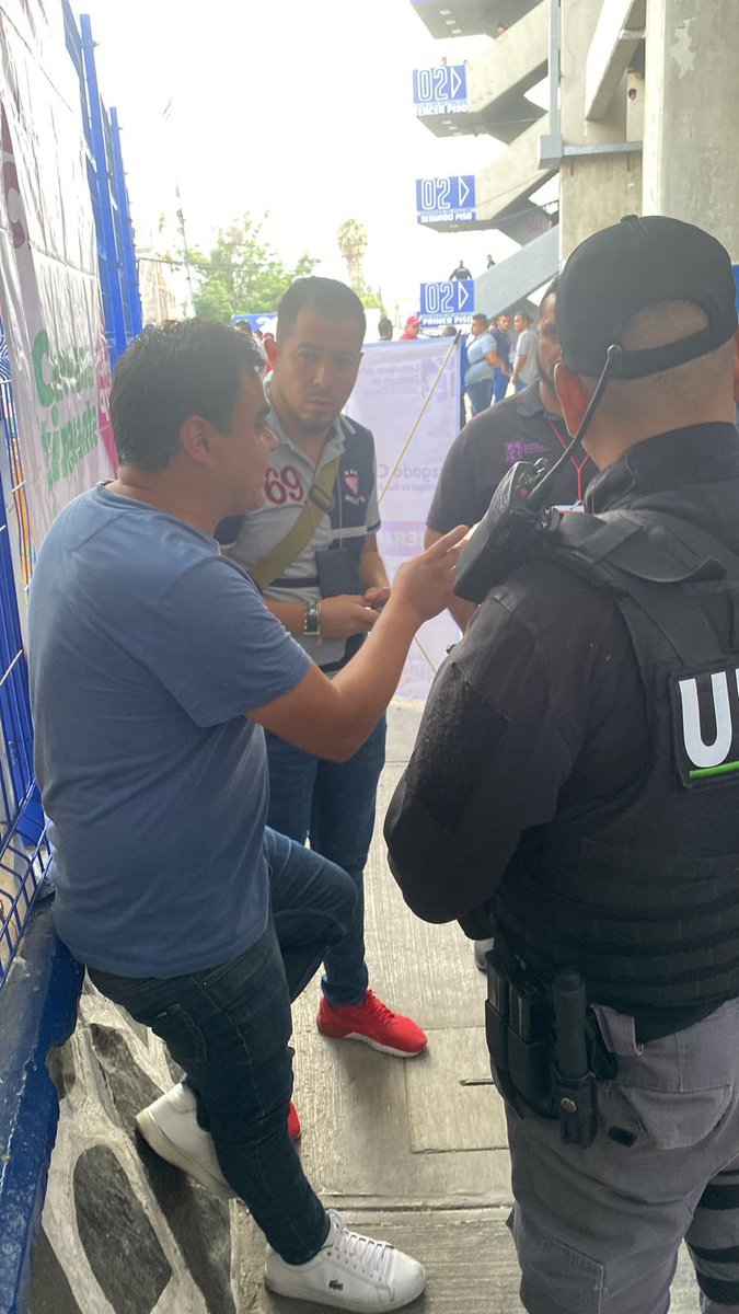 paofranco04's tweet photo. #JusticiaCívicaGdl presente en estadio Jalisco para actuar con eficiencia y eficacia! Seguridad para los asistentes @Chivas 🆚@AtlasFC @GuadalajaraGob atendiendo indicaciones de nuestro presidente municipal @PabloLemusN 🏟⚽️⚖️ https://t.co/kEgsSmedsR