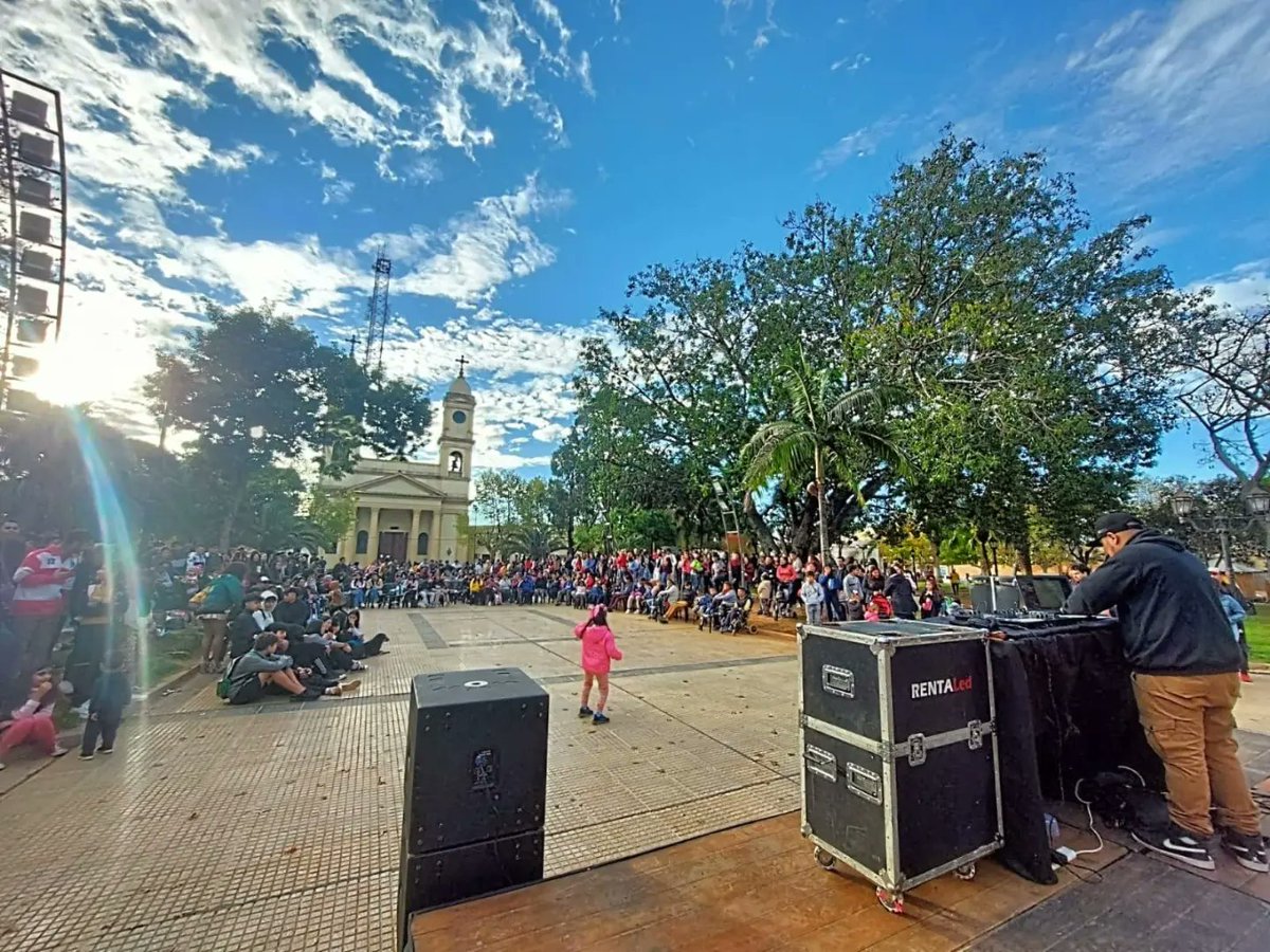 AscuaTincho's tweet photo. ♥️ Con toda la juventud libreña, participamos del encuentro de Djs en plaza Independencia 🤙🏼

👉🏼 En el nuevo playón de plaza Independencia nos encontramos con nuestros gurises con música en vivo, danza y freestyle.

#DaleLibres
#DaleCorrientes https://t.co/jx3V5JVv7b