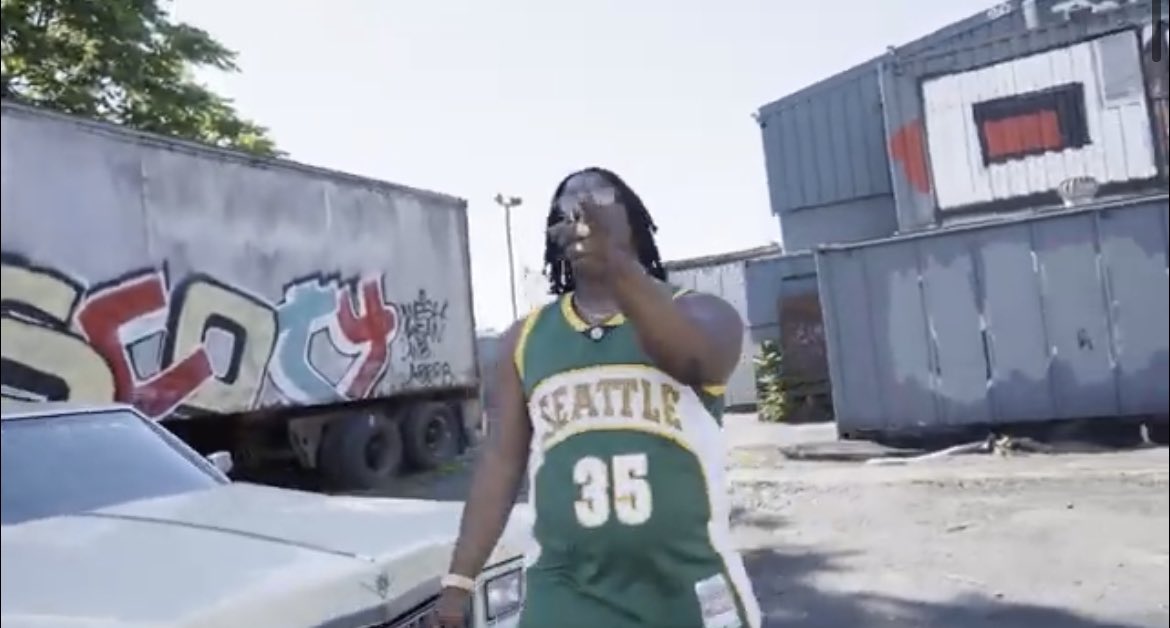 360KCUncut's tweet photo. 🎥🎞 #DopeArtist #Rt 🎥🎞 #Seattle #TX #BarGame @KDTrey5 #Throwback Tap In! 

https://t.co/nU07S3s6re https://t.co/eDYUXOZRPO