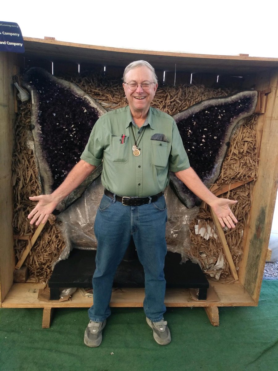 JohnRMoffitt's tweet photo. @serial54 @TonyLea17 @FloJoHorman @Jeffrey60074 @GeologyTime @FossilLocator @BrianBrachiopod @JMPeck69 @keithmehl @LogantekGeo @gunsnrosesgirl3 @Bolshoibabushka @TTDerandere We had a good time that day, playing with #AmethystGeodes
#Ecuador
#TucsonGemMineralAndFossilShow
@StevenDJBaumann
@misosusanowa
@sentrasaurus https://t.co/xS30dUB4fJ