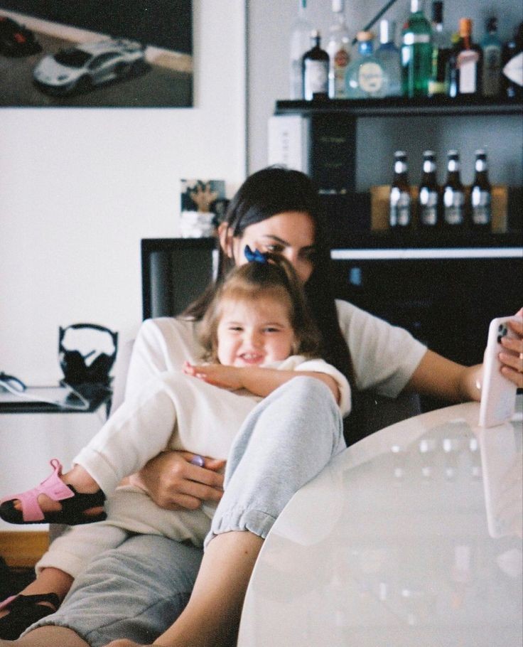 eryetvigdis's tweet photo. Mais um ano se passa e tudo que eu posso fazer é agradecer por ser sido escolhida como mãe da mulher (agora maior de idade!) mais incrível que já conheci. Que você continue espalhando amor e força por onde passa, filha querida. Mamãe te ama muito mais do que cabe em palavras. 💖 https://t.co/Z6lvcEMj1n