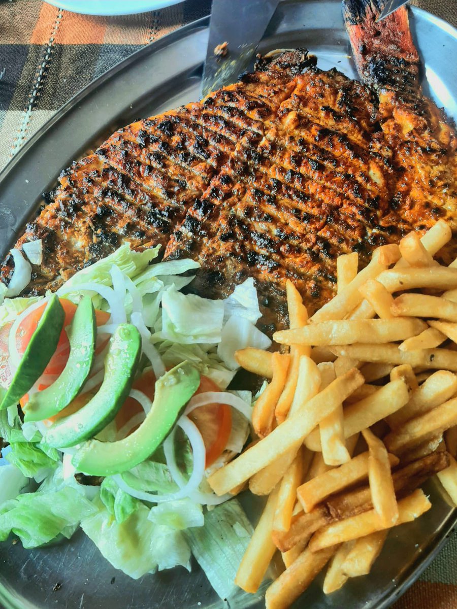 mxrutamagica's tweet photo. Para finalizar, nada mejor que un pescado a la talla, típico de #Acapulco en el Restaurante Las Gaviotas II, donde los meseros, al festejar un cumpleaños, llevan a cabo el baile #LasCalabazas, que usualmente se realiza en las bodas 👰
@AeromarMX @FideturAcapulco https://t.co/4iQPy08l5X