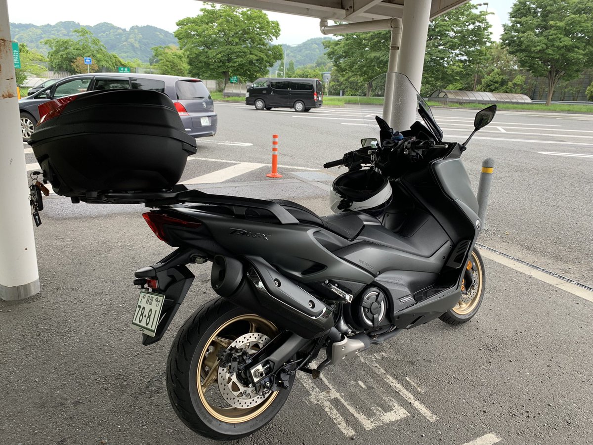 fairlytail's tweet photo. 今朝、PAに立ち寄った時のこと。
トラックから降りてきた運ちゃんが、
「やっぱりtmax格好良いねー!自分もnmaxつい最近納車されたんですよ〜♫」
「おー!max兄弟ですね!」
すると、何と同じディーラー!
しかも、560ちゃん納車の時に偶然いらしたみたい!
何となくホッコリ💕^o^
#maxbros https://t.co/aaWjofrZ6f