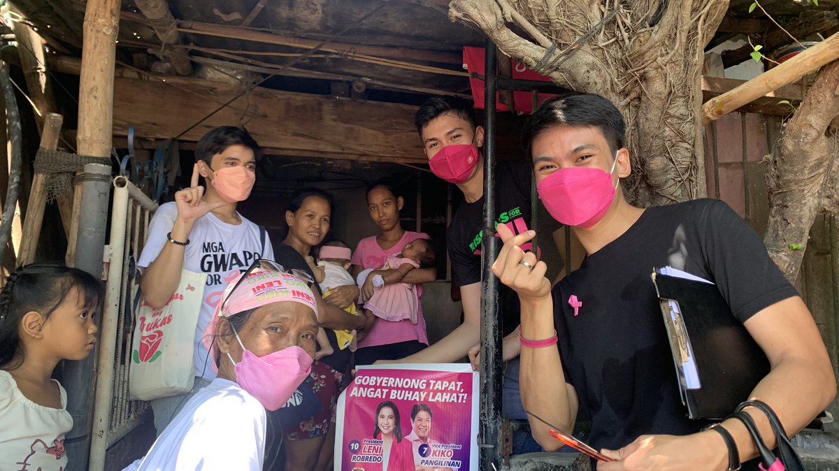 hnaran_'s tweet photo. Salamat nang walang hanggang pasasalamat sa karanasang #HouseToHouseCampaign #TaoSaTaoParaKayRobredo 💗 paalala sa sarili na kung ganito kasigasig sa panahon ng kampanya, dapat ay mas matindi pa kapag natapos na. Makinig at maging kaisa ng masa. Ipapanalo natin para sa kanila 🌸 https://t.co/SQ7yzMD80k