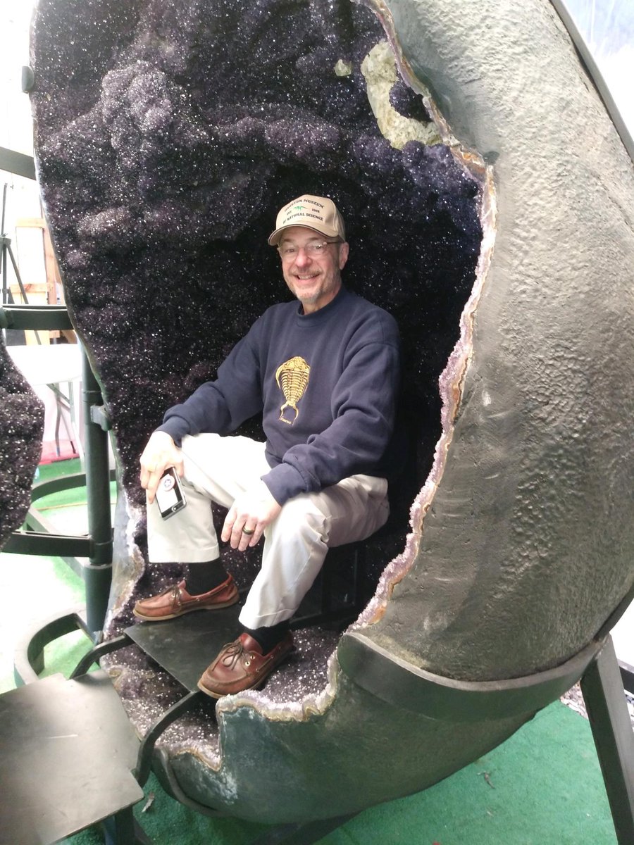 JohnRMoffitt's tweet photo. @serial54 @TonyLea17 @FloJoHorman @Jeffrey60074 @GeologyTime @FossilLocator @BrianBrachiopod @JMPeck69 @keithmehl @LogantekGeo @gunsnrosesgirl3 @Bolshoibabushka @TTDerandere We had a good time that day, playing with #AmethystGeodes
#Ecuador
#TucsonGemMineralAndFossilShow
@StevenDJBaumann
@misosusanowa
@sentrasaurus https://t.co/xS30dUB4fJ