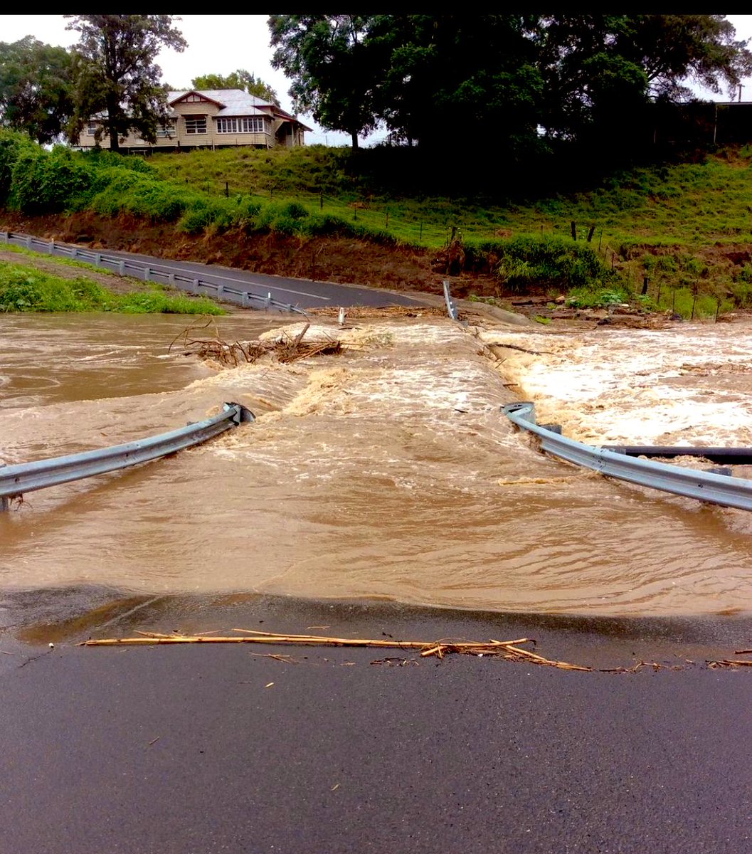 This is close to where my car is 🙁it’s now a submarine! ⚓️ 

Stay safe!#ifitsfloodedforgetit

#floods #qldfloods #qldpol #NFTCommunity #NFTs 
 @ATSNFT @TheAlphaholics @BOM_Qld @IpswichCouncil