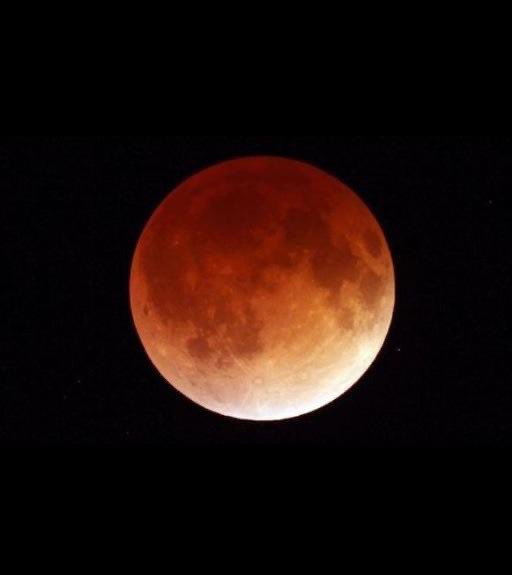 Tonight is a full lunar eclipse in Winnipeg! A lunar eclipse occurs when the moon passes through Earth’s shadow. At 11:11pm, the eclipse will be at its peak in our skies… if you happen to be awake at that time make sure to take a peak outside! #LunarEclipse #wsd