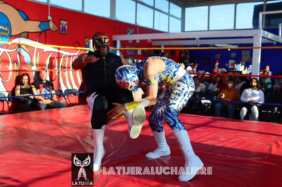 LaTijeraLucha's tweet photo. Arrancan las acciones en #ValienteGym,con triunfo de los "tosudos" #HijoDeLaChingada y #CanDeGuerra que mordieron de forma letal a #VoltanJr y #ElCristero,quienes habían realizado grandes movimientos, sin embargo, fue mayor la fuerza de los rudos...
#latijeraluchalibre https://t.co/yDpRI7bVZ0