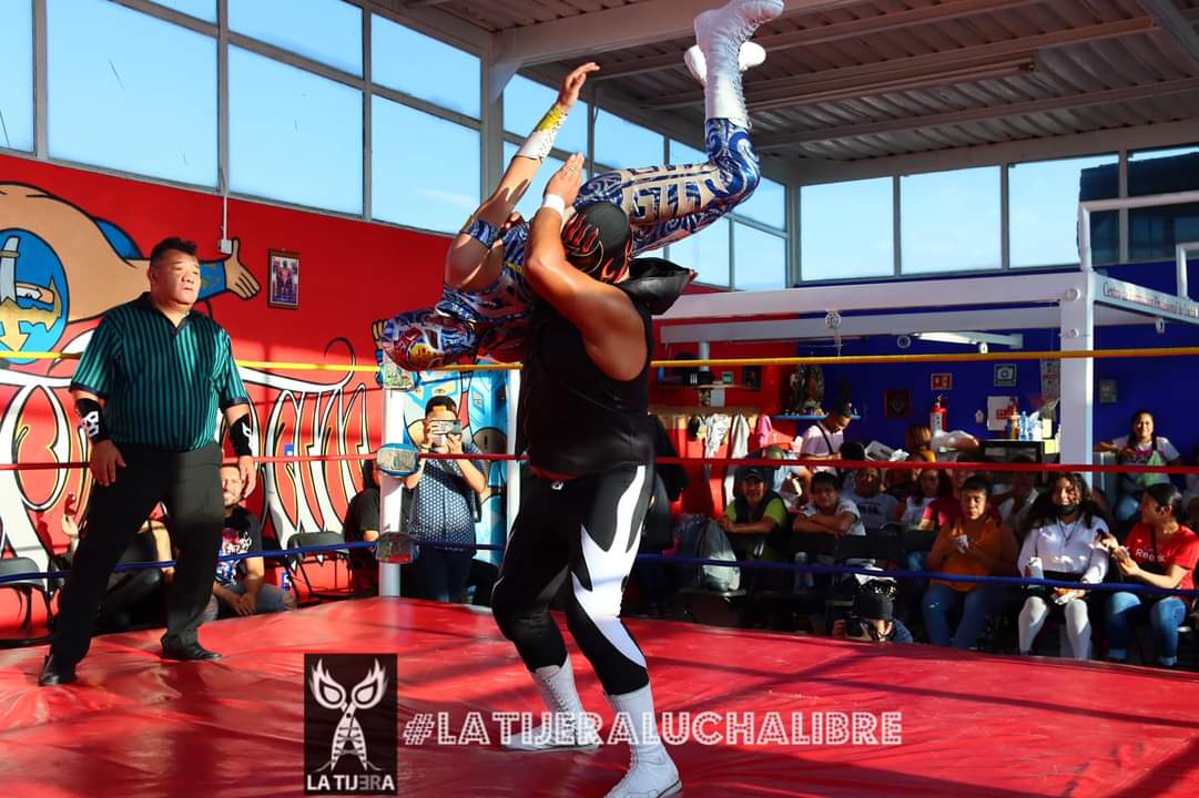 LaTijeraLucha's tweet photo. Arrancan las acciones en #ValienteGym,con triunfo de los "tosudos" #HijoDeLaChingada y #CanDeGuerra que mordieron de forma letal a #VoltanJr y #ElCristero,quienes habían realizado grandes movimientos, sin embargo, fue mayor la fuerza de los rudos...
#latijeraluchalibre https://t.co/yDpRI7bVZ0