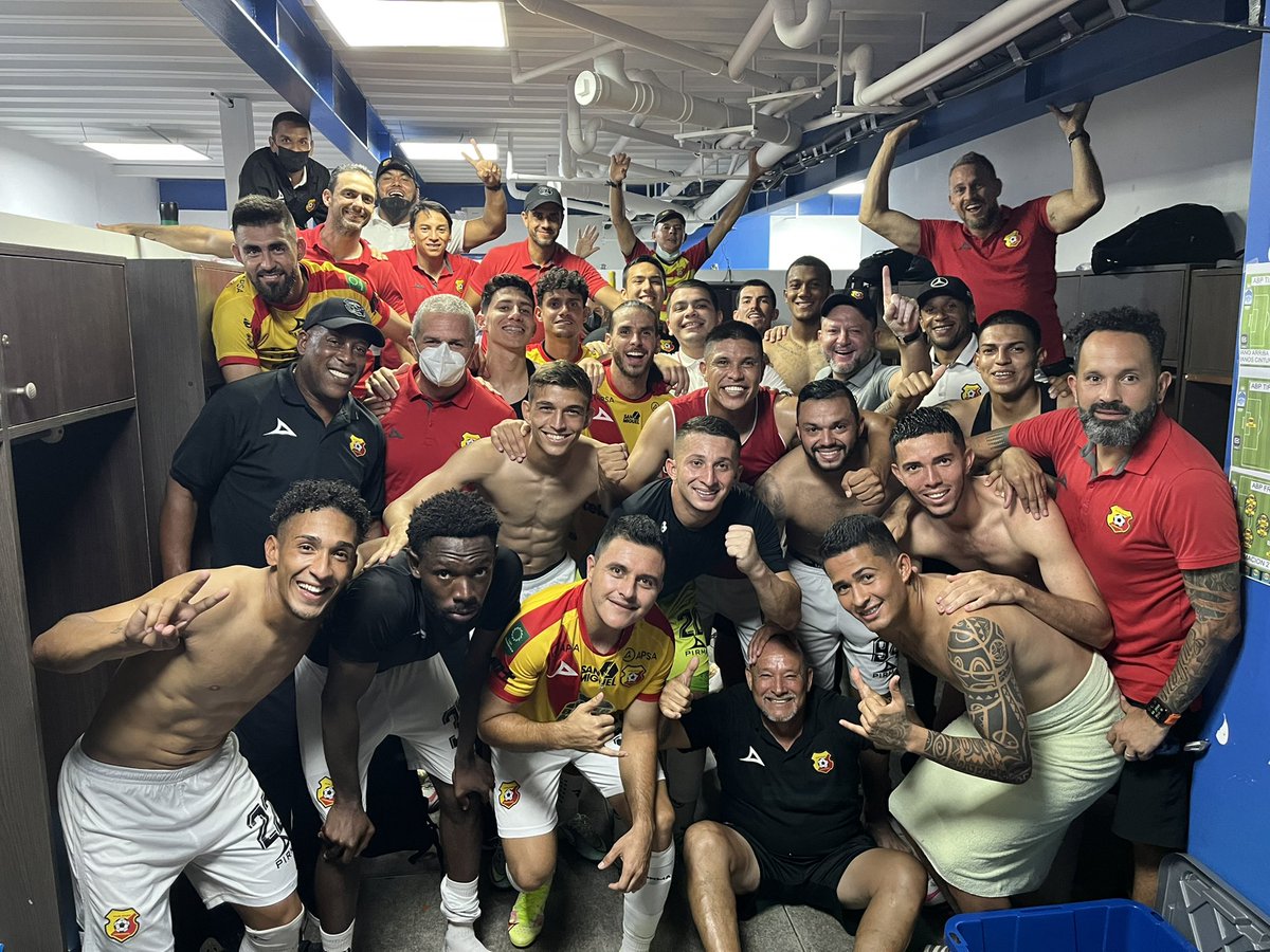 Mas que un equipo, una familia! NUNCA dejamos de trabajar y creer! Gracias a DIOS estamos en semifinales