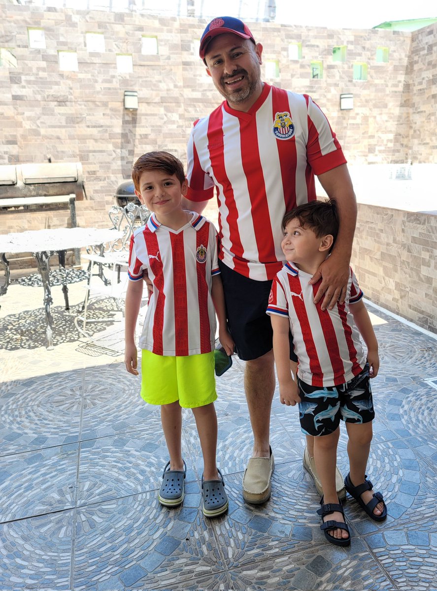 mercu8's tweet photo. #PorLasSemis. Vamos Chivas Creemos en ti 🙏🙏⚽️⚪️🔵🔴🐐⚽️ #chivasdenacimiento https://t.co/KkSYEw5itB