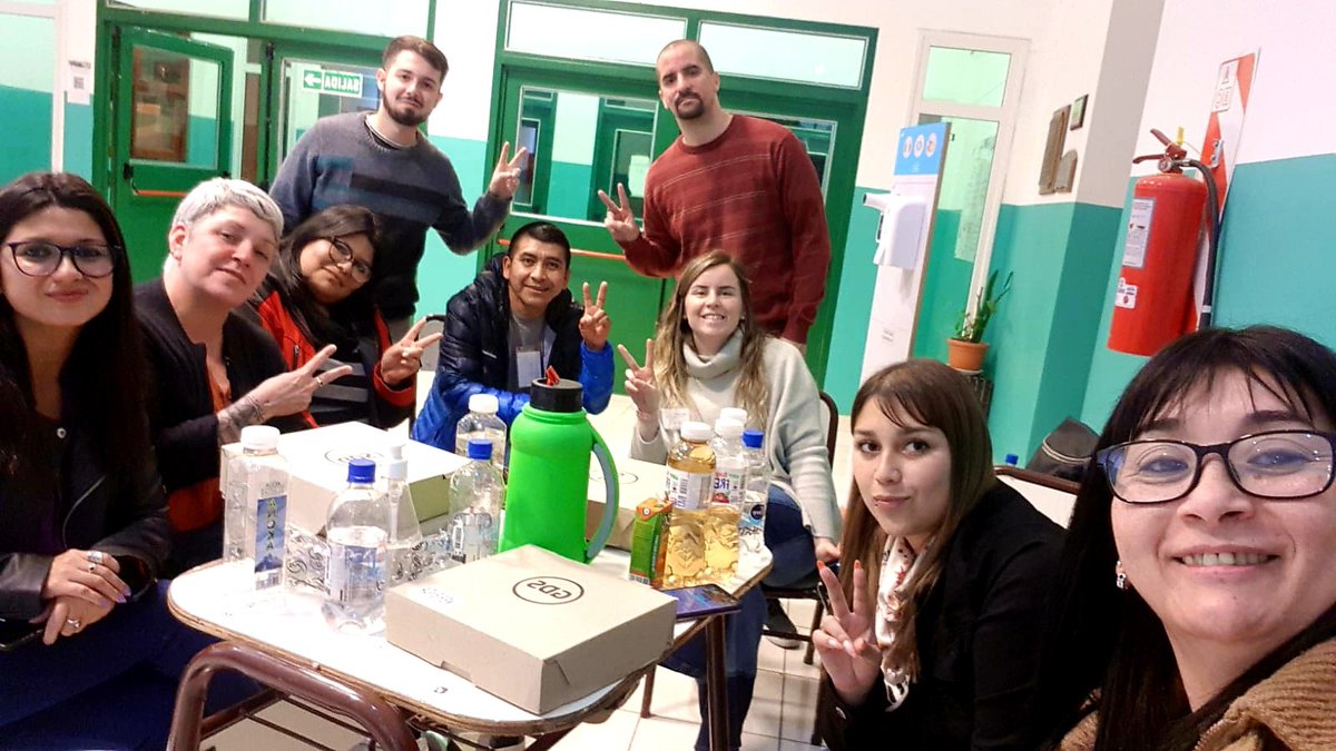 Alexiagmun's tweet photo. Bancando las dos mesas que faltan. 💜✌🏽
#TeamLosAndes #MásUshuaia #Lista96 https://t.co/CmobeNhVhz
