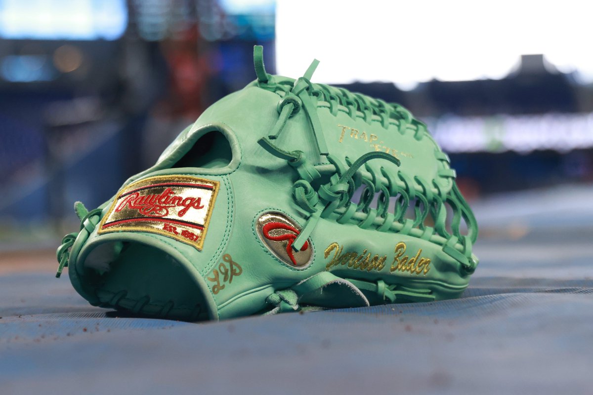 Cardinals's tweet photo. The @aybaybader Statue of Liberty Glove 😍 https://t.co/SUCok0HqBw