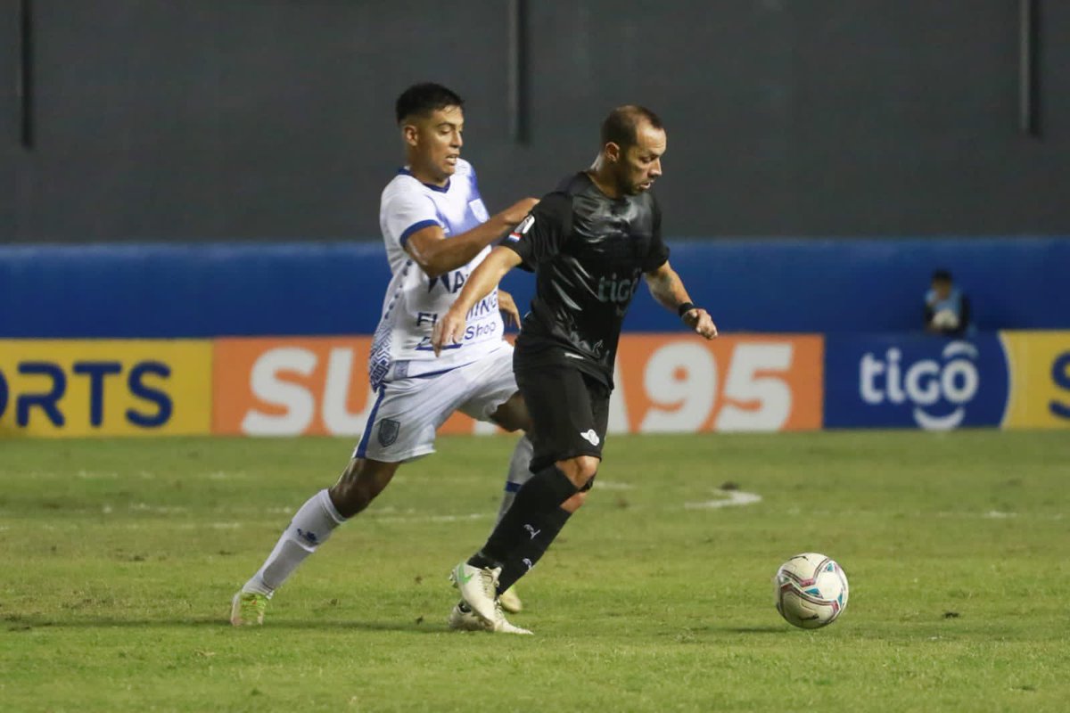 kichipoka's tweet photo. @Libertad_Guma y un gran triunfo de visitante 3 a 1 ante @ClubSpAmeliano con un doblete de @RoqueSantaCruz y #Merlini, para seguir arriba en forma solitaria, sacar 6 pts de ventaja a #Cerro y acercarse al objetivo. https://t.co/s5sDr8PfHB