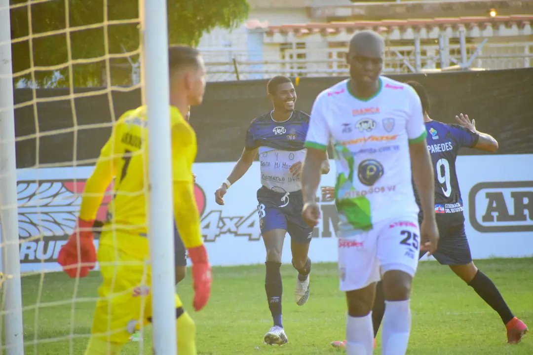 Zulia_FC's tweet photo. 𝗖 𝗘 𝗟 𝗘 𝗕 𝗥 𝗔 𝗖 𝗜 𝗢 𝗡 𝗘 𝗦 ⚡

¡El grito de todo el estado! 🔥
⚫🔵⚡️#SoyDelZulia https://t.co/ppYctLbX68