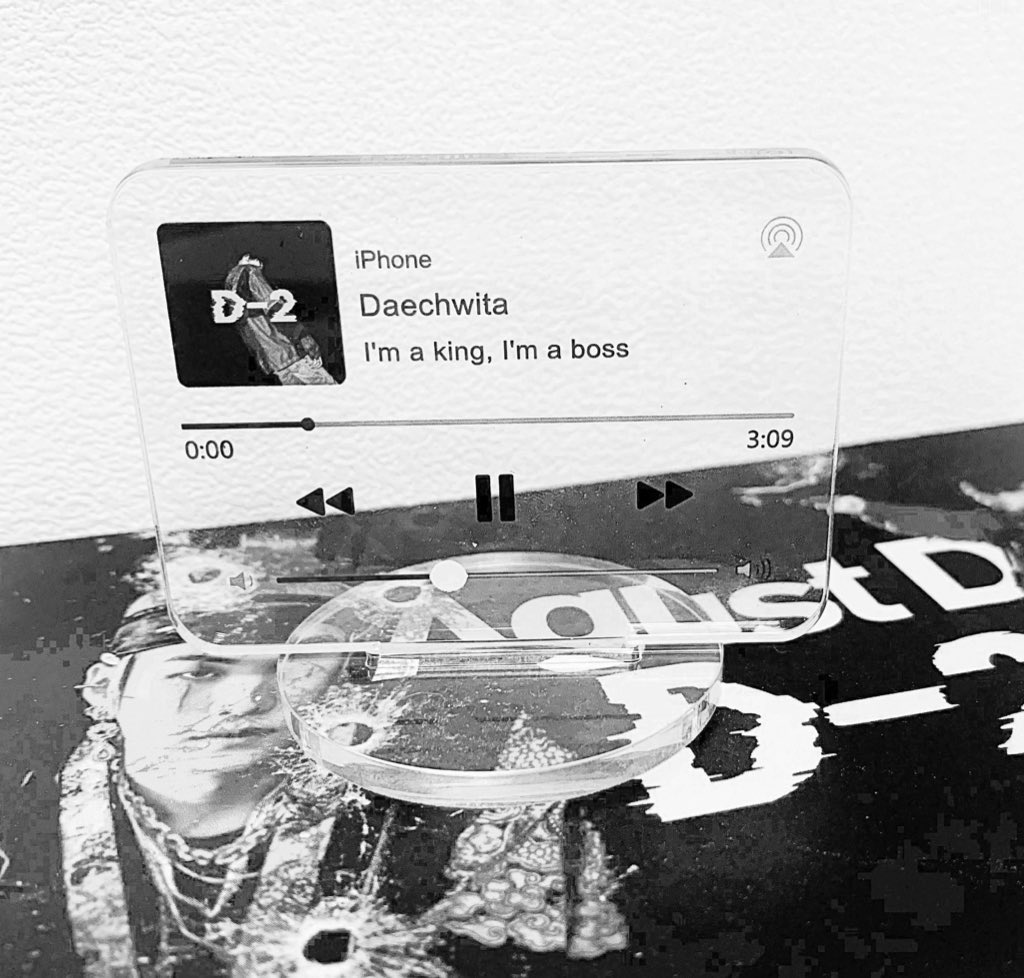 PupleSuga's tweet photo. 🖤D-2 2주년 기념이벤트🖤

I’m a king👑 I’m a boss🔝 
새겨놓아✍️ 내이름.ᐟ 

대취타 아크릴 스탠드 +ㅅ- 입니다
(약 5cm * 6cm )

Only #RT 

🐱맞트친 3분 국내아미3분 총 6분 
🐱개인정보 3종
🐱디투날 당발

#AGUSTD #SUGA #DAECHWITA https://t.co/CTn9BjnQYL