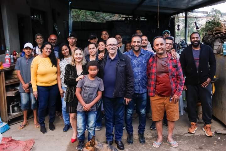 PImprensa's tweet photo. Na tarde deste domingo (15), acompanhamos João Caramez, em visita a liderança do Parque Suburbano II em Itapevi, na divisa de Cotia, tarde agradável na casa da nossa amiga Zilda, amigos (as) lideranças  e familiares. Samuel Marquess .'.

#joacaramez #liderança #samuelmarquess https://t.co/cXquo6uaLH