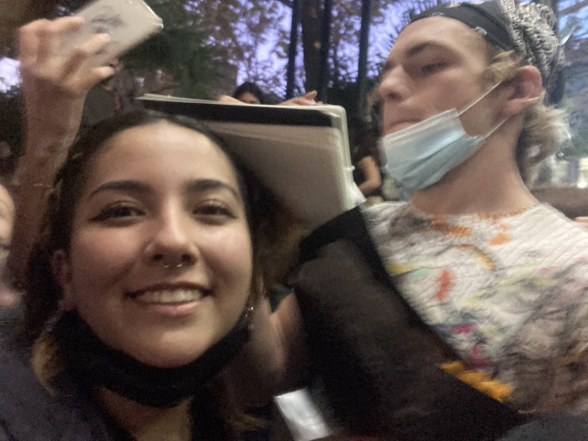 rekievi's tweet photo. ya pero que saben de que el mismísimo ROSS LYNCH se apoye en tu cabeza para firmar autógrafos https://t.co/MySNyzxqoz
