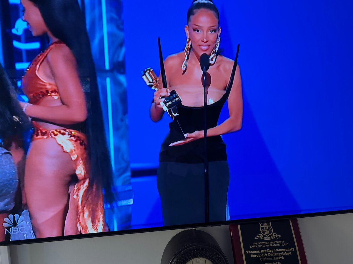 Doja Cat wins 2022 Billboard Award.