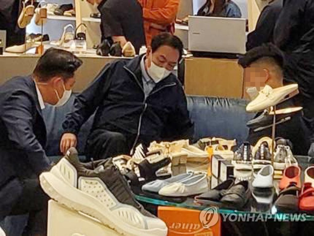 kvibe_yonhap's tweet photo. S. Korean President #YoonSukyeol and his wife visited #Shinsegae Department Store near their house on May 14, and the shoe brand "#Vainer" they purchased has drawn great attention. ๐ฐ๐ท๐๐ข
#์ค์์ด #์ค์์ด๊ตฌ๋
https://t.co/b4J7KR6dre https://t.co/tCvKQ9GEA5