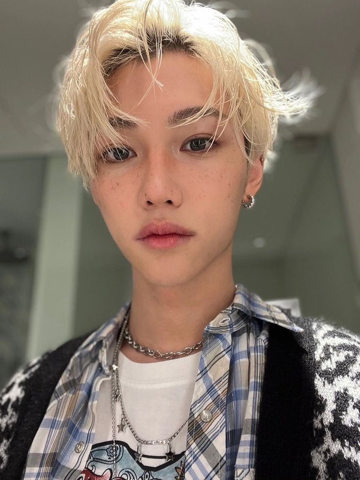 chizicqke's tweet photo. holy metal, chanlix au.

chris es religioso, nunca falta a las misas o eventos de su iglesia así es feliz, hasta que conoce al nuevo vecino felix quien es vocalista de una banda de metal ¡hacen canciones para el diablo! y para más de alguna forma ¿¡ellos acaban haciendo el amor!? https://t.co/KrgtHon2ec